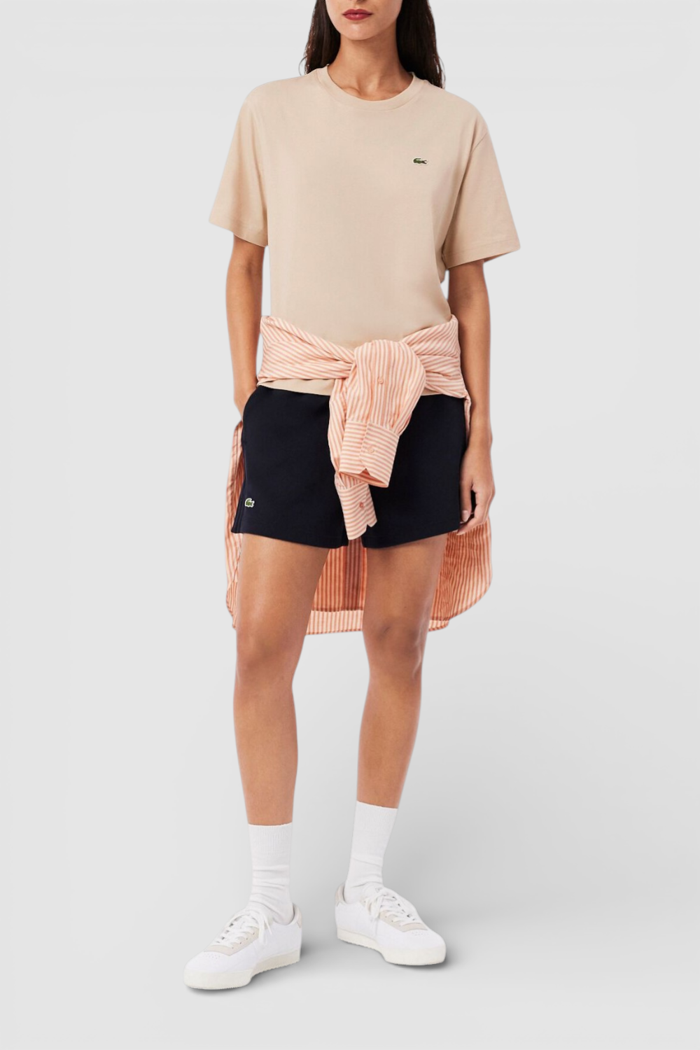 תמונת כל הלוק של חולצת טי